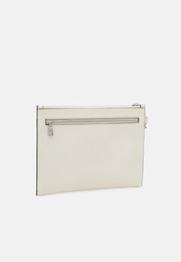 Strukturera vit läderpåse med en platt design, som har en dragkedja upptill och en horisontell dragkedjeficka på framsidan för extra förvaring.