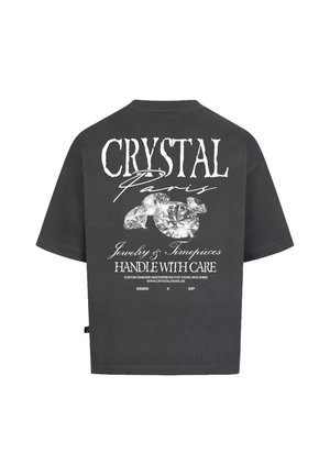 T-shirt nera oversize con maniche corte. Presenta una grande grafica testuale bianca e illustrazioni di diamanti sul retro. Materiale in cotone morbido e casual.