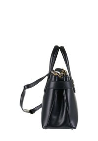 Borsa a mano nera in pelle con un design strutturato, manici corti e una tracolla rimovibile. Presenta dettagli in metallo dorato.