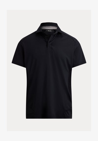 Μαύρο πόλο μπλουζάκι κατασκευασμένο από λείο, ελαστικό ύφασμα. Διαθέτει κλασικό γιακά, δύο κουμπιά στο πέτο και πλευρικές σχισμές για ευκολία στην κίνηση.