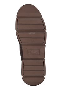 Semelle de chaussure en caoutchouc marron avec des motifs texturés et des cannelures horizontales. Présente la marque "s.Oliver" et l'étiquette de taille "37" sur le côté.