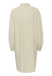 Chemise surdimensionnée en beige avec des rayures verticales blanches, dotée d'un col et de longues manches bouffantes avec des poignets à boutons.