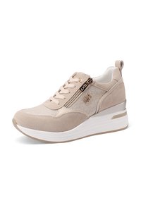 Scarpe da ginnastica beige realizzate in suede e tessuto, con una parte superiore glitterata, chiusura con lacci, zip laterale e tacco a cuneo.