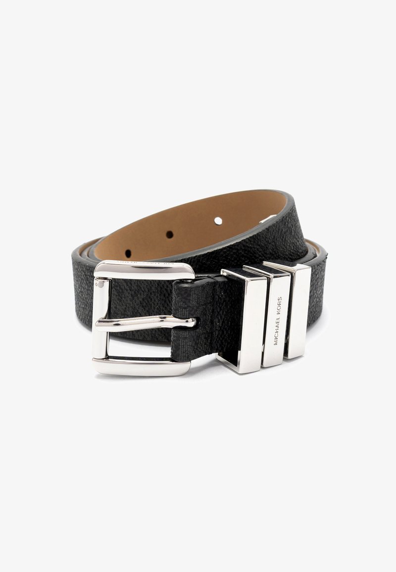 Zwarte leren riem met een textuur, voorzien van een zilveren metalen gesp en drie rechthoekige accenten. De binnenkant is tan van kleur en heeft gaten voor het verstellen.