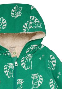 Grüne Reißverschluss-Hoodie mit Waschbären-Mustern in Weiß. Weiche, strukturierte Innenseite und eine Kapuze für Wärme und Komfort.