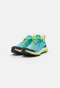 Scarpe da trail running con una tomaia in rete turchese, accenti giallo brillante, suola in gomma nera e un'etichetta arancione sul tallone per una maggiore visibilità.