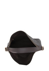 Borsa a mano in pelle nera, forma rettangolare, apertura con zip, tasca interna, esterno testurizzato, manico corto con finiture in oro.