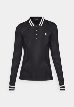 Langermet, svart ribbestrikket polo skjorte med to-knaps placket, hvite krage striper og en liten brodert logo på brystet.