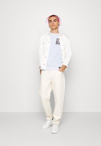 Brave Soul T-shirt estampada - optic white/multicolour