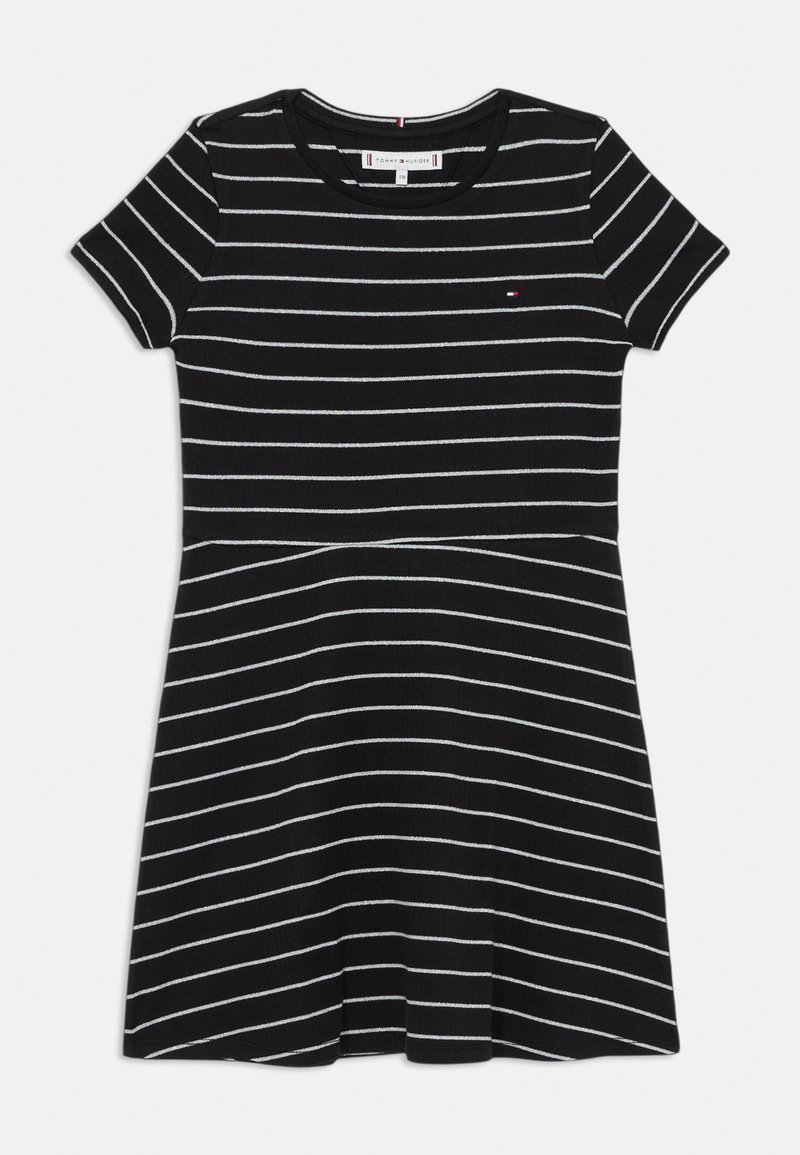 Čierne šaty s krátkym rukávom a bielymi horizontálnymi pruhmi, okrúhlym výstrihom a rozšírenou sukňou. Obsahuje malé logo na hornej ľavej strane.