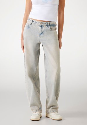 Lichtblauwe, losvallende spijkerbroek gemaakt van denim. Bevat vijf zakken en een knoopsluiting. Gladde textuur met vervaagde gebieden op de stof.