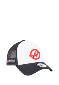 Weißer und schwarzer Baseballcap mit Mesh-Rücken, der ein auffälliges rotes gesticktes Logo und einen schwarzen Schirm präsentiert. Mit einem Markenlabel verziert.