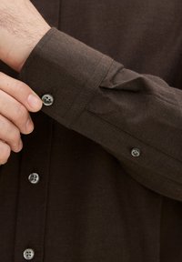 Oscar Jacobson REG FIT CUT AWAY BRUSHED - Camicia - warm brown