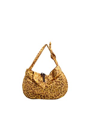 Bolso de hombro con estampado de leopardo amarillo y marrón, con una correa anudada y cierre de broche negro.