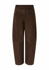 Pantaloni in camoscio marrone dalla silhouette rilassata, con tasche posteriori e dettagli di cuciture sottili. Texture liscia e vestibilità su misura.