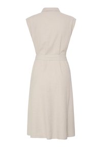 Robe beige sans manches avec col et ceinture à la taille, longueur midi, vue de dos sur fond blanc.