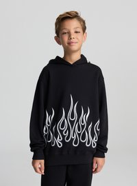 Felpa nera con cappuccio, caratterizzata da grafiche a fiamma bianche sul fondo. Realizzata in tessuto morbido, con vestibilità comoda e cappuccio foderato.