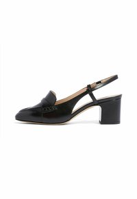 Zapato de tacón de piel negra con talón ancho, punta cerrada y detalle de corte lateral, mostrado sobre fondo blanco.