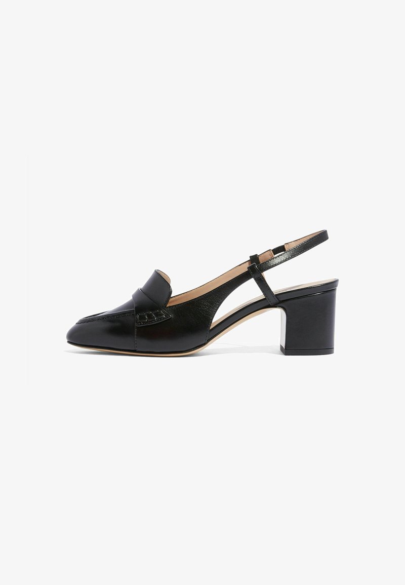 Zapato de tacón de piel negra con talón ancho, punta cerrada y detalle de corte lateral, mostrado sobre fondo blanco.