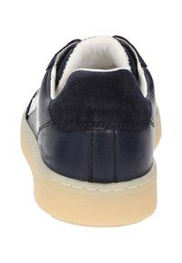Baskets en cuir marine avec un talon en daim doux, des accents blancs et une semelle en caoutchouc. Le design comprend des détails de couture et un col rembourré.