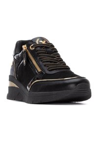 Sneaker nero con superficie lucida, dettagli in camoscio, zip dorata e dettagli in pizzo, punta arrotondata e suola nera testurizzata con un leggero tacco.