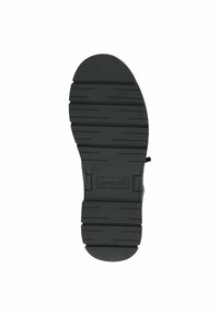 Suela de zapato de goma negra con ranuras texturizadas, que presenta un leve tacón, un logotipo en relieve y una punta redondeada.
