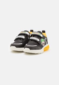 Zwarte sneakers van mesh en synthetische materialen; verstelbare banden; witte zool; gele accenten; bevat details van het Super Mario-personage.