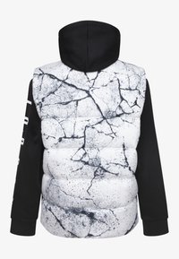 Gilet imbottito con cappuccio nero, caratterizzato da un corpo bianco testurizzato stampato con un motivo a crepe nero e maniche nere con scritte bianche.