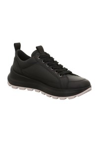 Sneaker nera a bassa punta con suola in gomma bianca spessa, lacci neri, linguetta e trazione sul tallone, e design superiore in pelle cucita.