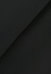 Schwarzer Stoff mit glatter Textur, der eine enge Webart und subtilen Glanz aufweist, in überlappenden Falten dargestellt, um Tiefe zu erzeugen.