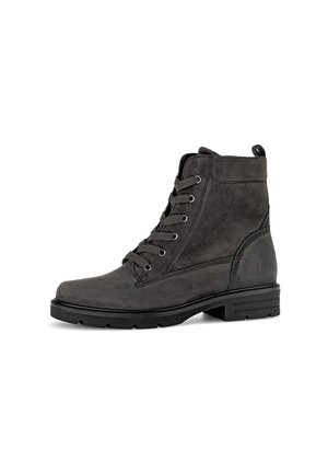 Stivaletto in camoscio grigio con allacciatura frontale, punta tonda, collo imbottito e suola in gomma nera durevole. Presenta dettagli di cucitura minimi.