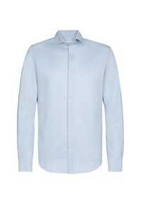 Camisa de botones de manga larga de color azul claro, fabricada con una tela suave, que presenta un cuello clásico y cinco botones frontales. Sin patrones ni acentos.