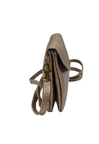 Sac bandoulière en métal rose doré avec une fermeture rabat, une surface texturée et une sangle amovible dotée d'un crochet de homard et d'une longueur réglable.