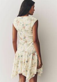 Next REGULAR FIT - Vapaa-ajan mekko - ecru ditsy floral