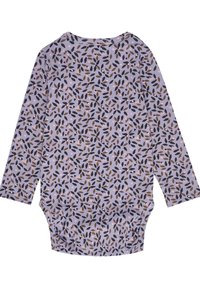 Langarm baby romper van lichtpaarse stof, met een patroon van bladeren in donkere groen-, bruin- en roze tinten. Zacht, rekbaar materiaal.