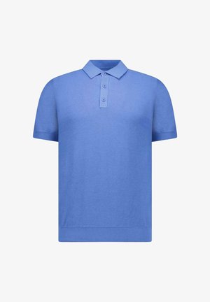 Lichtblauw poloshirt met korte mouwen, geribbelde kraag, drieknopenbies en geribbelde zoom, getoond op een witte achtergrond.