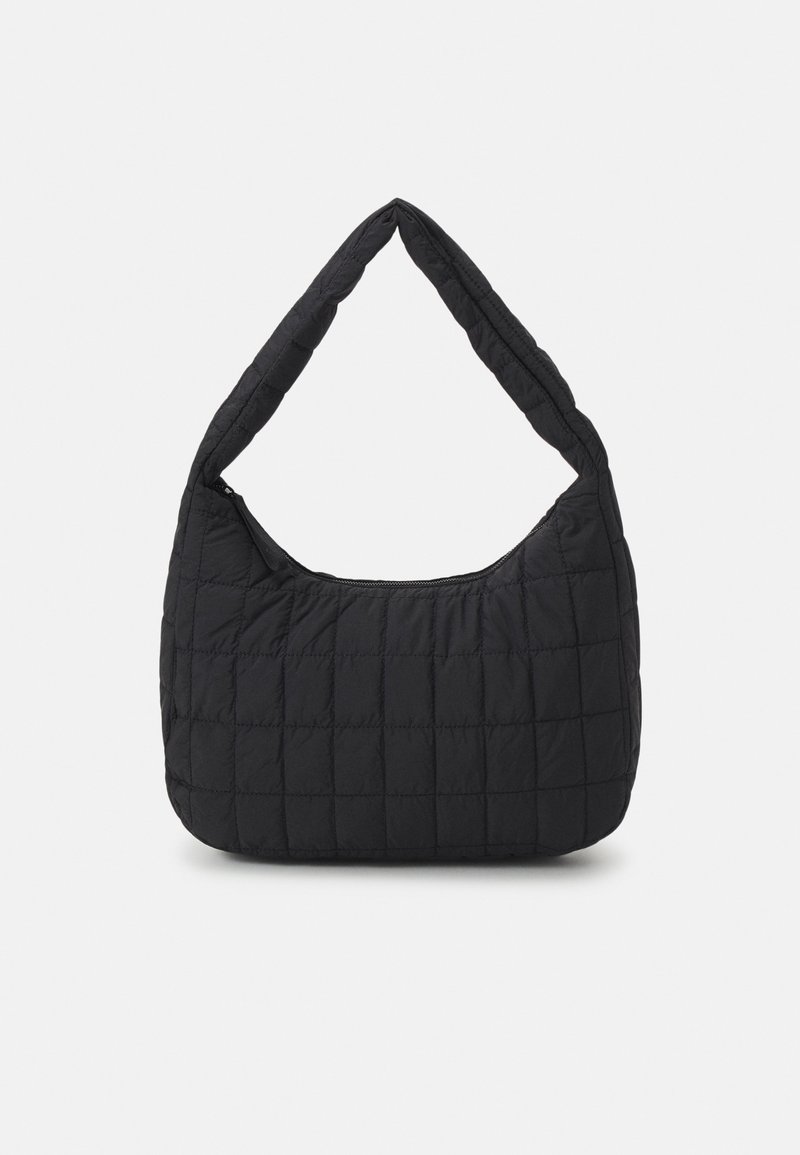 Sac bandoulière matelassé noir avec sangle rembourrée et fermeture éclair sur le dessus, présenté sur un fond clair uni.