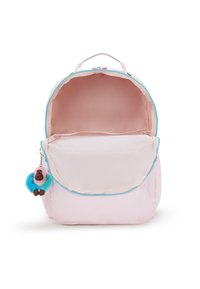 Světlý růžový batoh s kulatým tvarem, měkkou texturou a tyrkysovými zipovými detaily. Obsahuje plyšový přívěsek opice.