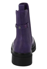 Botín de piel morado hasta el tobillo con un acabado texturizado, que presenta una suela de goma negra, paneles elásticos laterales y una correa decorativa con acentos metálicos.