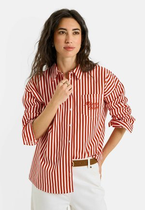 Grain de Malice, CHEMISE À RAYURES AVEC BRODERIE - Blusa - rouge