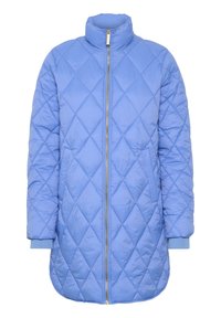 Jasnoniebieska pikowana kurtka puchowa w diamentowy wzór, z wysokim kołnierzem, złotym zamkiem błyskawicznym i prążkowanymi mankietami. Długi, prosty krój z zaokrąglonym dołem.