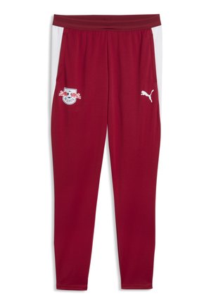 Bordowe spodnie sportowe z białymi bocznymi paskami, logo RB Leipzig na lewym udzie oraz białe logo Puma na prawym udzie.