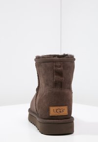 UGG CLASSIC MINI II - Talvisaappaat - chocolate