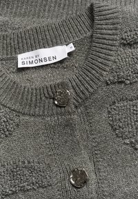 Cardigan grigio a maglia con scollo rotondo, polsini a coste e chiusura decorativa con bottone argentato, caratterizzato da un motivo testurizzato.