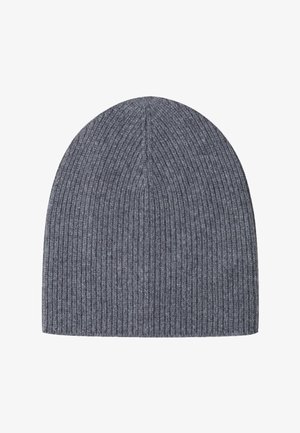 Bonnet en tricot gris avec une texture côtelée et un design sans couture, adapté pour une tenue décontractée par temps frais.