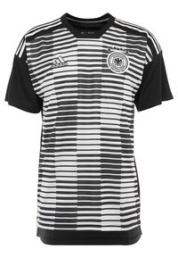 Camisa de manga corta a rayas blancas y negras con cuello redondo, que presenta el logo de Adidas y el emblema del fútbol alemán en la parte delantera.