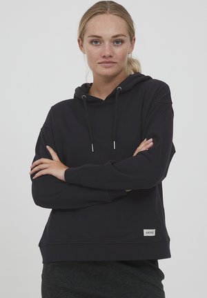 Sweat-shirt à capuche noir avec des manches longues, des poignets élastiques et un petit logo sur le devant. Tissu doux avec une coupe décontractée.
