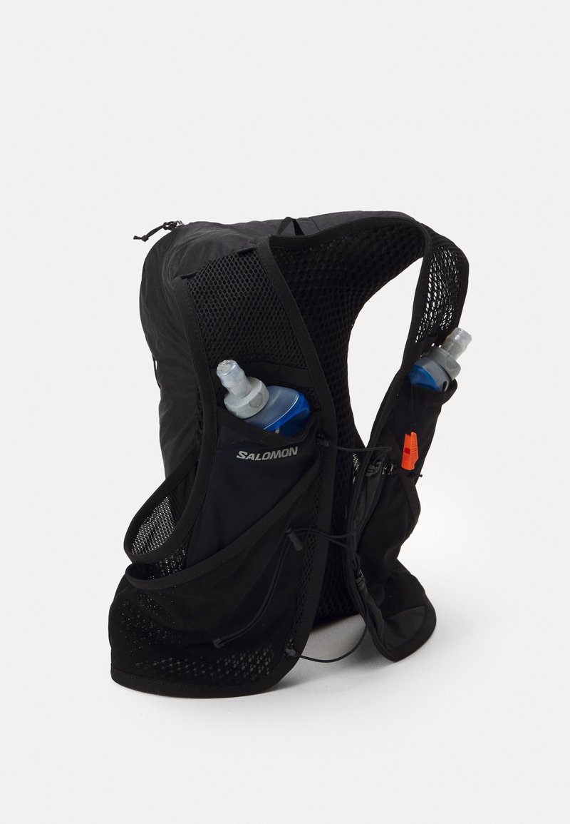 Gilet idratante nero realizzato in rete e nylon, dotato di due tasche laterali con borracce, spallacci regolabili e un design aerodinamico.