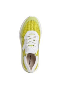 Limegrüne Sneaker mit einem strukturierten gestrickten Obermaterial, weißen Schnürsenkeln und Zwischensohle, grauem Seitenlogo und einem glatten Wildlederschaum-Akzent an der Ferse.