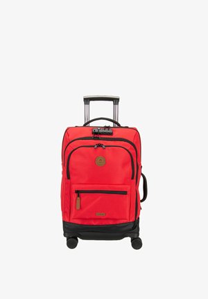 Valise roulante souple rouge avec poignée télescopique, plusieurs compartiments zippés, base noire et poignée latérale, sur fond blanc.